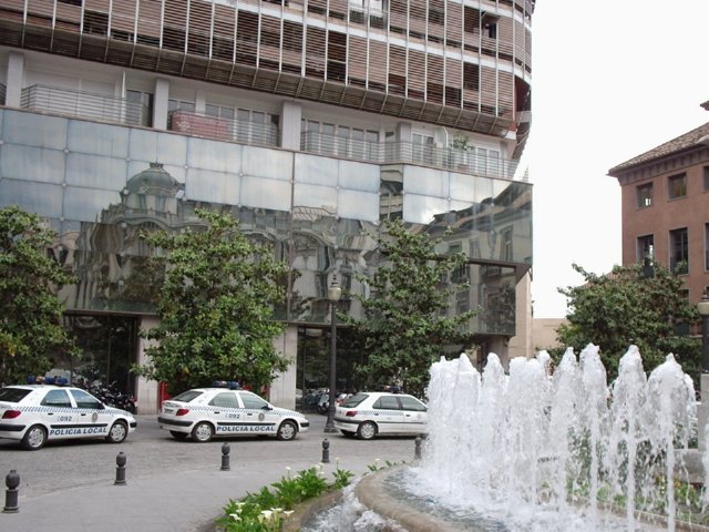 P5240012 spiegeling  - Plaza de Isabel  la Catolica - Granada